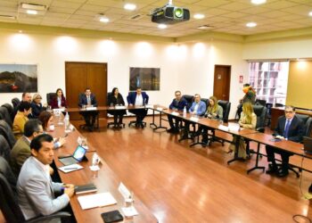 REACTIVAN DIÁLOGO POR PRESUPUESTO; REAJUSTA ESTADO PLANTEAMIENTO DE DEUDA A 8 MIL MDP