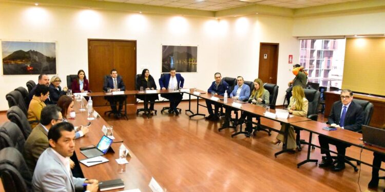 REACTIVAN DIÁLOGO POR PRESUPUESTO; REAJUSTA ESTADO PLANTEAMIENTO DE DEUDA A 8 MIL MDP