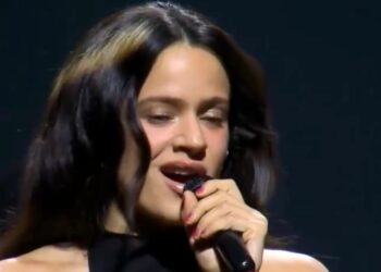 ROSALÍA EMOCIONA EN BARCELONA AL CANTAR “LA PERLA” EN CONCIERTO PRO-PALESTINA