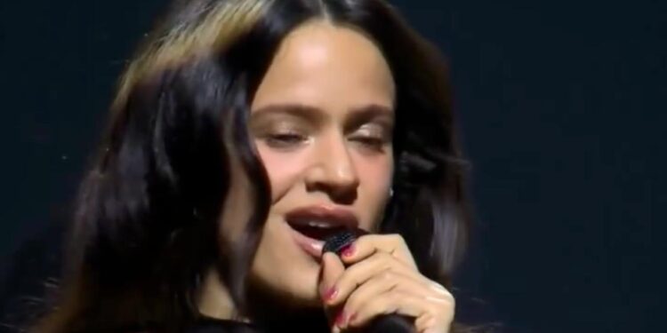 ROSALÍA EMOCIONA EN BARCELONA AL CANTAR “LA PERLA” EN CONCIERTO PRO-PALESTINA