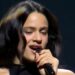 ROSALÍA EMOCIONA EN BARCELONA AL CANTAR “LA PERLA” EN CONCIERTO PRO-PALESTINA