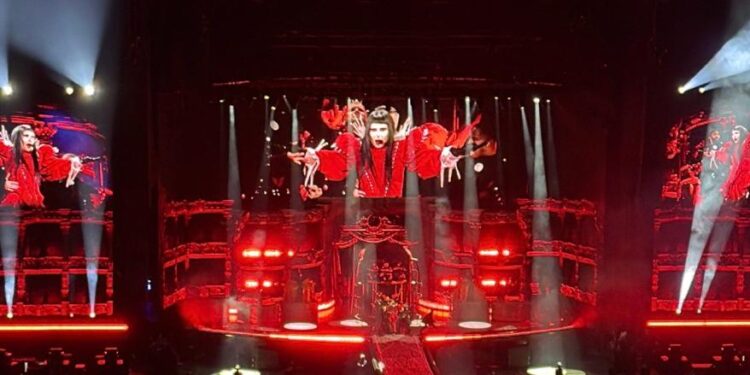 LADY GAGA CONDENA ACCIONES DE ICE DURANTE SU CONCIERTO EN TOKIO