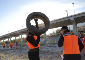 INICIAN VOLUNTARIOS 2026 CON LIMPIEZA DEL RÍO SANTA CATARINA; INVITA DANIEL ACOSTA A PARTICIPAR EN LAS DIFERENTES CAUSAS