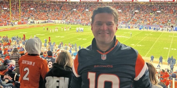 SE DA UN LUJITO AÚN SIN CHAMBA; ASISTE PACO CIENFUEGOS A JUEGO DE LA NFL EN DENVER
