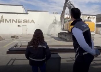 DEMUELEN EL AMNESIA; TUMBAN ICÓNICO TABLE PARA CONSTRUIR DEPAS