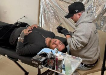 CHRISTIAN NODAL SORPRENDE CON NUEVO TATUAJE TRAS SUS VACACIONES CON ÁNGELA AGUILAR