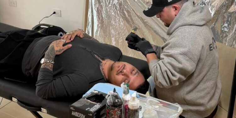 CHRISTIAN NODAL SORPRENDE CON NUEVO TATUAJE TRAS SUS VACACIONES CON ÁNGELA AGUILAR