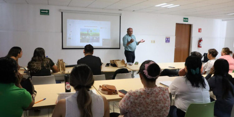 ¿QUIERES APRENDER LENGUA DE SEÑAS?; LANZA DIF NL CURSO PRESENCIAL Y EN LÍNEA.