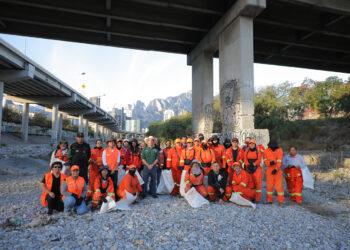 LIMPIAN VOLUNTARIOS EL RÍO Y SE LLEVAN REGALOS DE REYES.