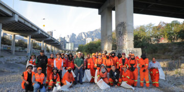 LIMPIAN VOLUNTARIOS EL RÍO Y SE LLEVAN REGALOS DE REYES.