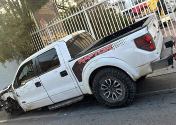 DESTROZA PICK UP Y SIGUE AVANZANDO EN TRES LLANTAS; DEJA CONDUCTOR ESTELA DE DAÑOS EN MONTERREY