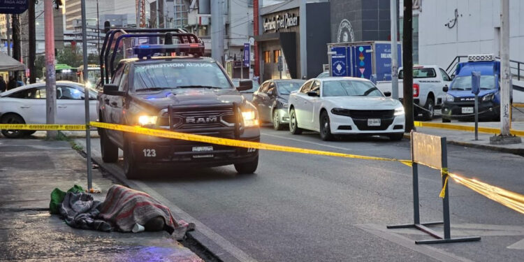 MUEREN 2 PERSONAS POR FRÍO PESE A REPARTO DE COBIJAS EN MONTERREY