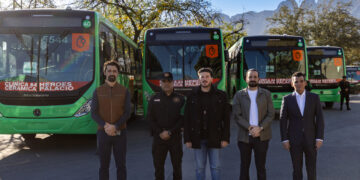 ENTREGA SAMUEL 45 NUEVOS CAMIONES A LA RUTA 98; LAS UNIDADES ESTÁN EQUIPADAS CON GPS, INTERNET Y BOTÓN DE PÁNICO 2 ENTREGA SAMUEL 45 NUEVOS CAMIONES A LA RUTA 98; LAS UNIDADES ESTÁN EQUIPADAS CON GPS, INTERNET Y BOTÓN DE PÁNICO