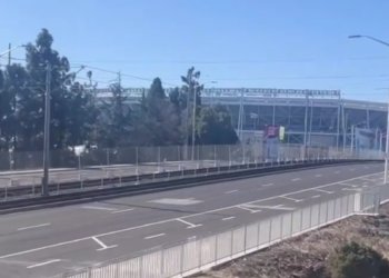 YA SUENA BAD BUNNY EN ESTADIO DEL SUPER BOWL; CAPTAN VECINOS SONIDO DE ENSAYOS PARA SHOW DEL MEDIO TIEMPO