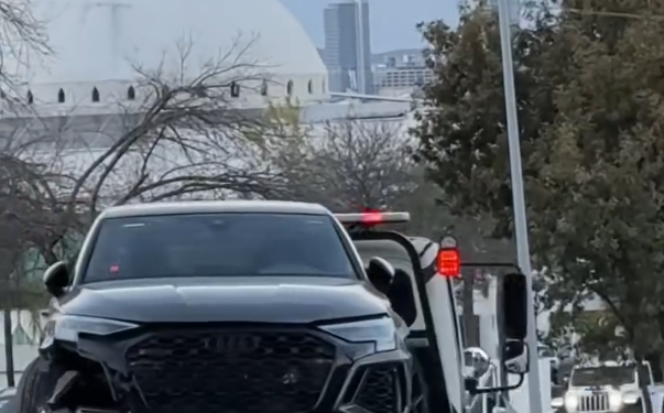 RÁPIDO Y …; CAPTAN AUDI CIRCULANDO A EXCESO DE VELOCIDAD EN SAN PEDRO Y TERMINA ESTAMPADO EN BARDA