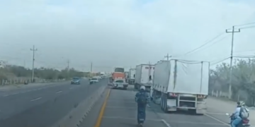 LLEGAN SCOOTERS… ¡A LIBRAMIENTO NORESTE!; CAPTAN A PERSONA CIRCULANDO POR EL CARRIL DE ALTA VELOCIDAD EN MEDIO DE TRÁILERES