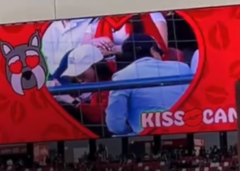 VUELVE A HACER DE LAS SUYAS LA ‘KISS CAM’; TRAS ESCÁNDALO EN CONCIERTO DE COLDPLAY, SE REPITE MOMENTO INCÓMODO EN LIGA MX