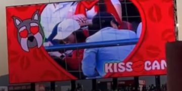 VUELVE A HACER DE LAS SUYAS LA ‘KISS CAM’; TRAS ESCÁNDALO EN CONCIERTO DE COLDPLAY, SE REPITE MOMENTO INCÓMODO EN LIGA MX