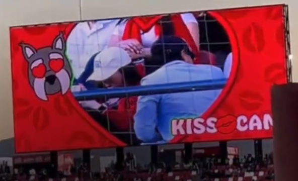 VUELVE A HACER DE LAS SUYAS LA ‘KISS CAM’; TRAS ESCÁNDALO EN CONCIERTO DE COLDPLAY, SE REPITE MOMENTO INCÓMODO EN LIGA MX 1 VUELVE A HACER DE LAS SUYAS LA ‘KISS CAM’; TRAS ESCÁNDALO EN CONCIERTO DE COLDPLAY, SE REPITE MOMENTO INCÓMODO EN LIGA MX