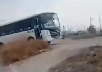 SE VA AL BAÑO…; CAMIÓN DE LA RUTA 340 DESCIENDE SIN CONTROL NI CHOFER EN MONTERREY