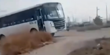 SE VA AL BAÑO…; CAMIÓN DE LA RUTA 340 DESCIENDE SIN CONTROL NI CHOFER EN MONTERREY