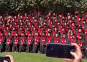 CAE ‘GENERACIÓN’; COLAPSAN GRADAS DURANTE FOTO DE GRADUACIÓN DE LA IBERO