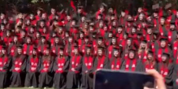 CAE ‘GENERACIÓN’; COLAPSAN GRADAS DURANTE FOTO DE GRADUACIÓN DE LA IBERO