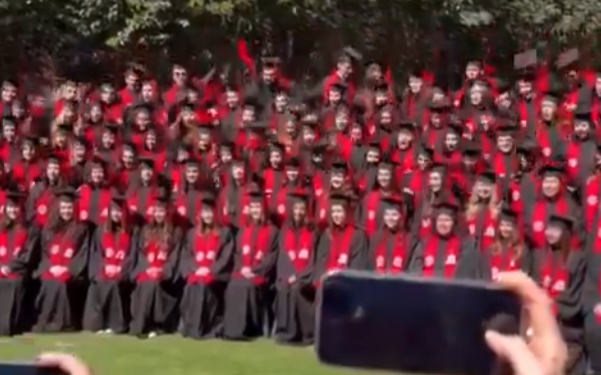CAE ‘GENERACIÓN’; COLAPSAN GRADAS DURANTE FOTO DE GRADUACIÓN DE LA IBERO