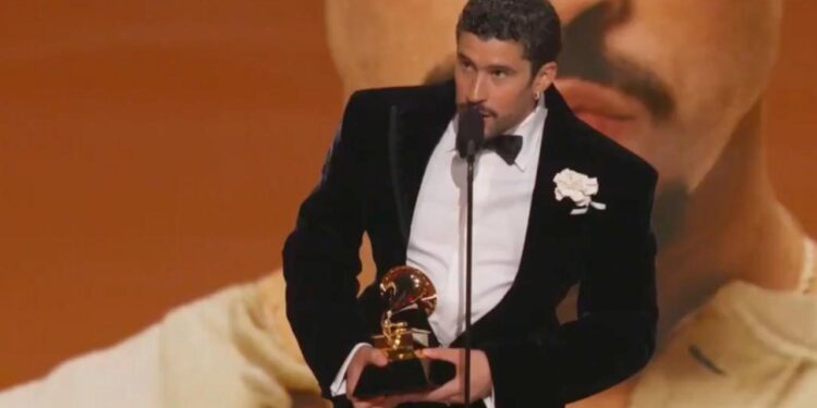 ‘FUERA ICE’.- BAD BUNNY; PROTESTA PUERTORRIQUEÑO TRAS GANAR EL GRAMMY.