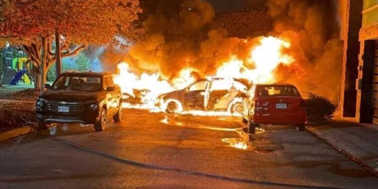 NOCHE INFERNAL; SE INCENDIAN CENTRAL DE ABASTOS Y CUATRO VEHÍCULOS EN SAN NICOLÁS