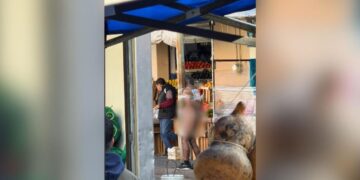 ¿Y EL ESCUDO?; CONFUNDEN A HOMBRE CON LADRÓN, LO DESNUDAN Y LO DEJAN EMPLAYADO A UN POSTE EN PLENO CENTRO DE MONTERREY