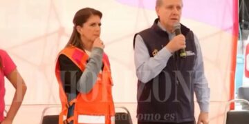 IRRUMPE HOMBRE CON ARMA BLANCA EN EVENTO DE GOBIERNO; AMAGA CON ATACAR Y DAÑA UN VEHÍCULO DURANTE ACTIVIDAD DE LA SECRETARÍA DE IGUALDAD