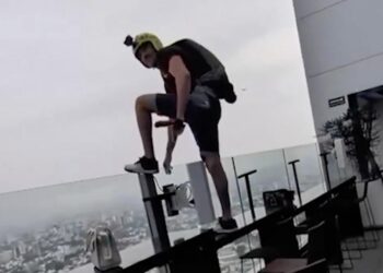 SE LANZA AL VACÍO DESDE EL PISO 42 EN PARACAÍDAS; CLAUSURAN HOTEL EN GUADALAJARA POR PERMITIR SALTO