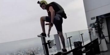 SE LANZA AL VACÍO DESDE EL PISO 42 EN PARACAÍDAS; CLAUSURAN HOTEL EN GUADALAJARA POR PERMITIR SALTO