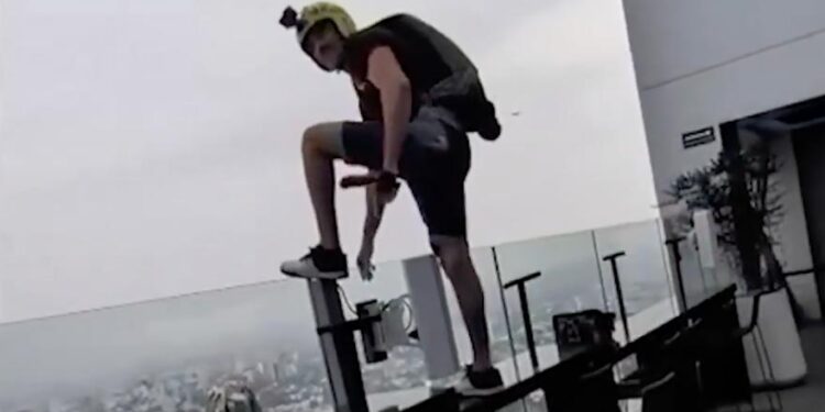 SE LANZA AL VACÍO DESDE EL PISO 42 EN PARACAÍDAS; CLAUSURAN HOTEL EN GUADALAJARA POR PERMITIR SALTO