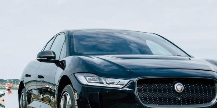 JAGUAR LAND ROVER RETIRA DEL MERCADO MÁS DE 2,000 VEHÍCULOS ELÉCTRICOS POR RIESGO DE INCENDIO