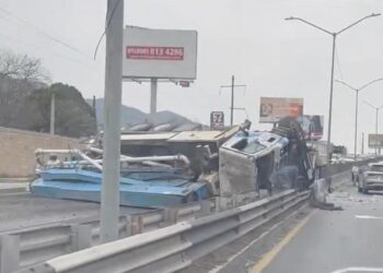VUELCA TRÁILER Y BLOQUEA LOS 3 CARRILES EN LA CARRETERA NACIONAL; DESATA CAOS A LA ALTURA DE EL URO