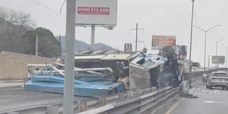 VUELCA TRÁILER Y BLOQUEA LOS 3 CARRILES EN LA CARRETERA NACIONAL; DESATA CAOS A LA ALTURA DE EL URO