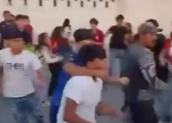 PELEAN ESTUDIANTES DE PREPA 1 Y ADULTOS; CAPTAN RIÑA A UNOS METROS DE LA POLICÍA DE APODACA