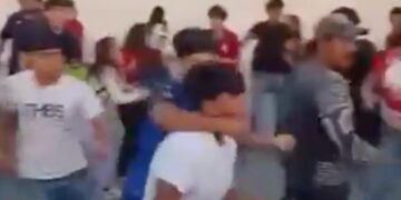 PELEAN ESTUDIANTES DE PREPA 1 Y ADULTOS; CAPTAN RIÑA A UNOS METROS DE LA POLICÍA DE APODACA 1 PELEAN ESTUDIANTES DE PREPA 1 Y ADULTOS; CAPTAN RIÑA A UNOS METROS DE LA POLICÍA DE APODACA