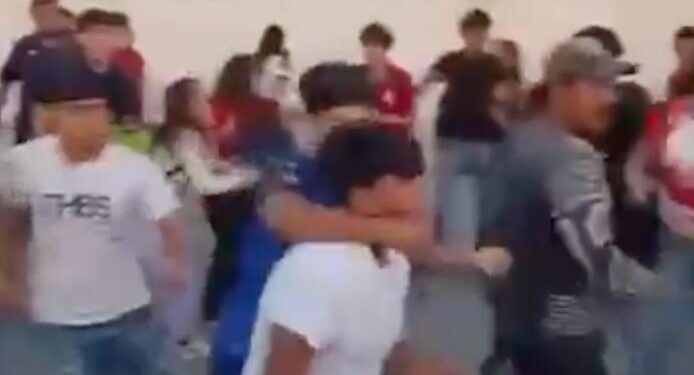 PELEAN ESTUDIANTES DE PREPA 1 Y ADULTOS; CAPTAN RIÑA A UNOS METROS DE LA POLICÍA DE APODACA 1 PELEAN ESTUDIANTES DE PREPA 1 Y ADULTOS; CAPTAN RIÑA A UNOS METROS DE LA POLICÍA DE APODACA