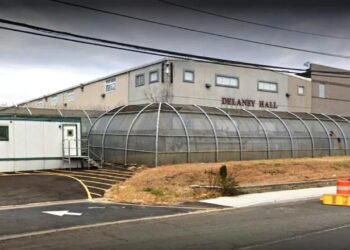 ICE CONFIRMA PLAN PARA CENTRO DE DETENCIÓN EN NUEVA YORK Y DESATA OLA DE PROTESTAS