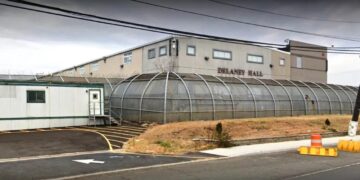 ICE CONFIRMA PLAN PARA CENTRO DE DETENCIÓN EN NUEVA YORK Y DESATA OLA DE PROTESTAS