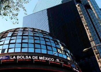 BOLSA MEXICANA CAE LIGERAMENTE PERO MANTIENE NIVELES RÉCORD EN ESPERA DE REPORTES CORPORATIVOS