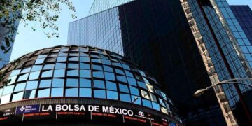 BOLSA MEXICANA CAE LIGERAMENTE PERO MANTIENE NIVELES RÉCORD EN ESPERA DE REPORTES CORPORATIVOS