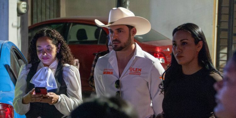 ATIENDE GLEN QUEJAS DE VECINOS POR DEFICIENCIAS EN SERVICIOS PÚBLICOS E INFRAESTRUCTURA EN SAN NICOLÁS; SE REÚNE CON HABITANTES DE LA COLONIA LOS NARANJOS 1 ATIENDE GLEN QUEJAS DE VECINOS POR DEFICIENCIAS EN SERVICIOS PÚBLICOS E INFRAESTRUCTURA EN SAN NICOLÁS; SE REÚNE CON HABITANTES DE LA COLONIA LOS NARANJOS