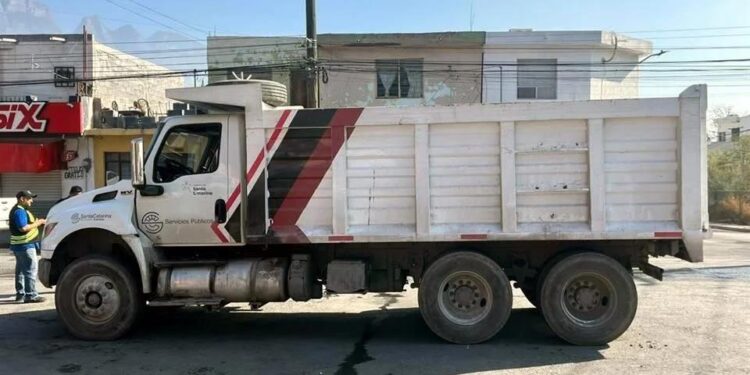 RETIRAN VEHÍCULOS A SANTA CATARINA POR DEUDA DE 30 MILLONES DEL GOBIERNO DE JESÚS NAVA.