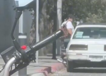 ROBAN BATERÍA DE AUTO FRENTE A PALACIO MUNICIPAL; CAPTAN IMPUNIDAD CON QUE SE COMETEN ROBOS EN MONTERREY