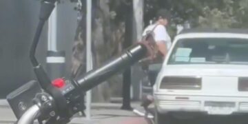 ROBAN BATERÍA DE AUTO FRENTE A PALACIO MUNICIPAL; CAPTAN IMPUNIDAD CON QUE SE COMETEN ROBOS EN MONTERREY