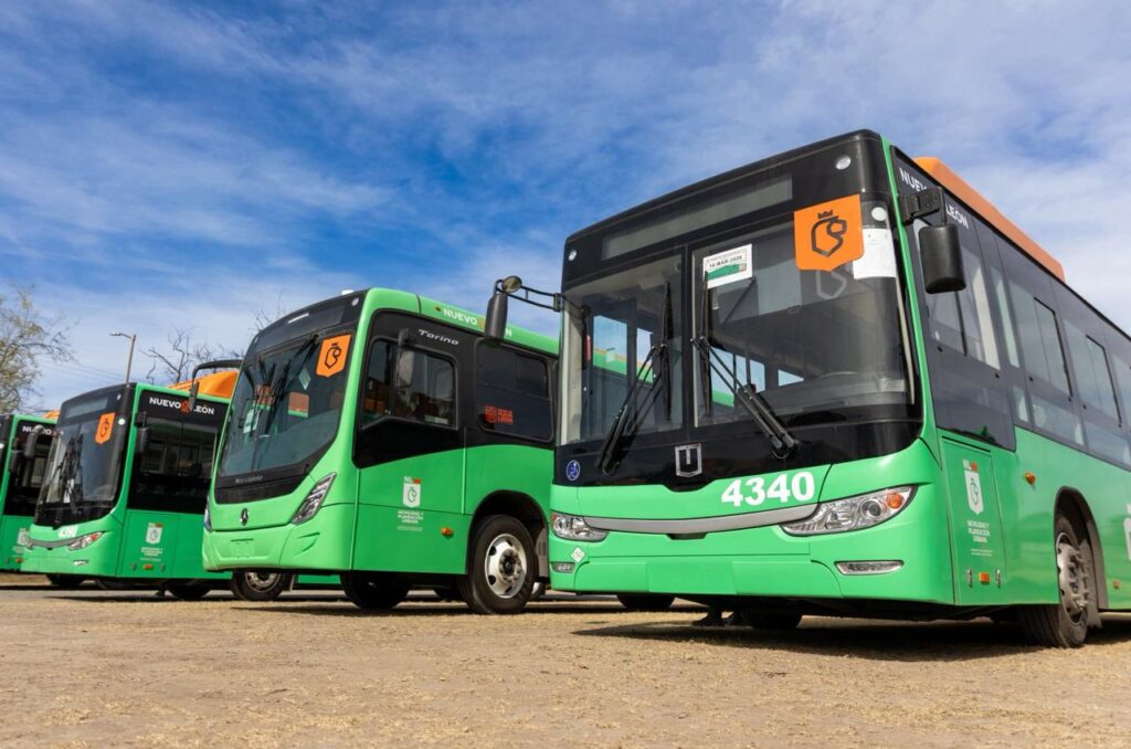 BUSCA SAMUEL QUE 40% DE LA POBLACIÓN USE TRANSPORTE PÚBLICO; ENTREGA 21 NUEVOS CAMIONES VERDES 3 IMAGE 2026 02 19 193605